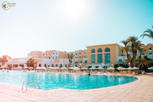 阿格希尔杰尔巴卡斯蒂利亚酒店的度假村内带椅子和遮阳伞的游泳池