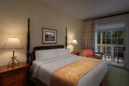 威廉斯堡佛德克勒尼万豪庄园俱乐部酒店的酒店客房设有床和窗户。
