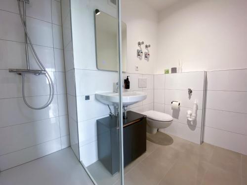 诺伊斯Schöne Wohnung mit Rheinblick/Düsseldorf/Neuss/Messe的白色的浴室设有水槽和卫生间。