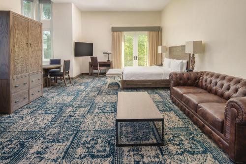 斯科茨谷Four Points by Sheraton Santa Cruz Scotts Valley的酒店客房设有一张沙发和一张床