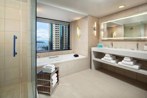 西雅图西雅图W酒店的带浴缸、水槽和淋浴的浴室