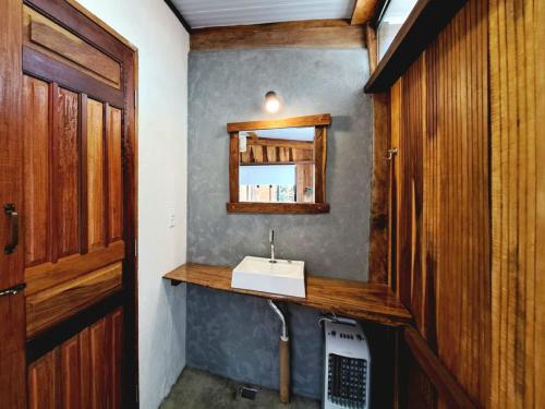 圣若热岛Casa Om - Vila de São Jorge的一间带水槽和镜子的浴室