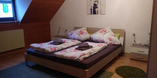 特里滕海姆Ferienwohnung Bergblick的一张床上有两个枕头的房间