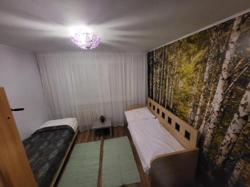 布拉迪斯拉发Apartmán George的小房间设有两张床和吊灯