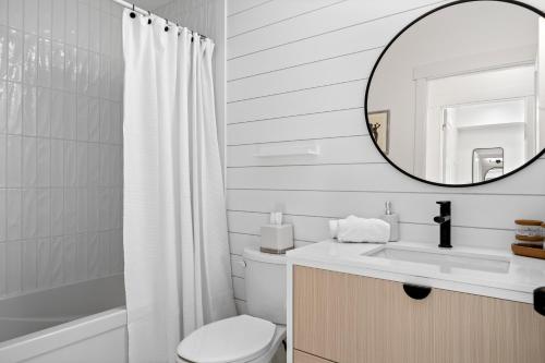 贝尔维尔The Belvedere:Front Street Flats的白色的浴室设有水槽和镜子