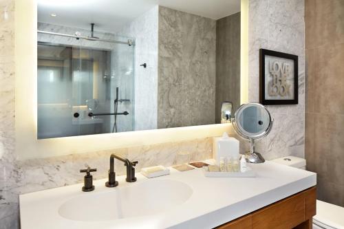 纽约纽约中城文艺复兴万丽酒店&度假村的一间带水槽和镜子的浴室