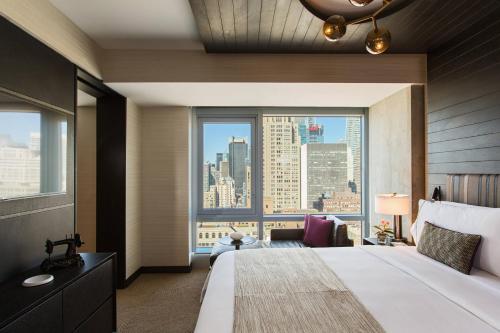 纽约纽约中城文艺复兴万丽酒店&度假村的一间酒店客房,设有一张大床和一个大窗户