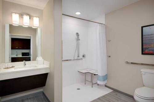 尼斯维尔TownePlace Suites by Marriott Niceville Eglin AFB Area的白色的浴室设有水槽和卫生间。