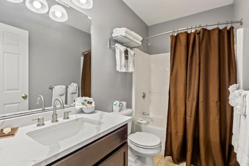 奥甘奎特大海罗斯套房酒店的一间带水槽、卫生间和淋浴的浴室