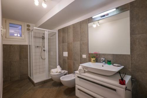 科利科Residence Girasole Casa Rossa A的一间带水槽、卫生间和镜子的浴室