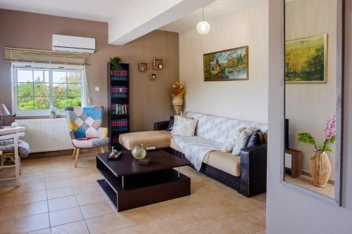 克拉法吉亚Seashore Apartments的客厅配有沙发和桌子