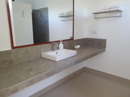 卡诺阿斯德蓬萨尔Las Hamacas的浴室设有白色水槽和镜子