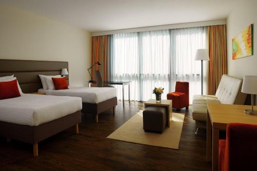 萨拉热窝萨拉热窝万豪原住客栈的酒店客房设有两张床和一张桌子。