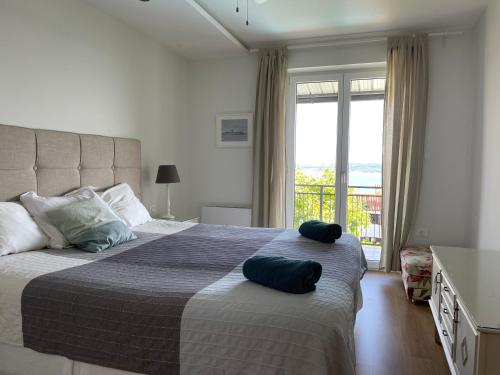 波尔托罗Villa Vilfanova- Apartments的一间卧室配有一张大床和两个枕头