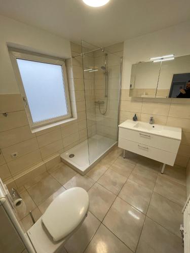不莱梅Zimmervermietung Am Airport的浴室配有卫生间、淋浴和盥洗盆。