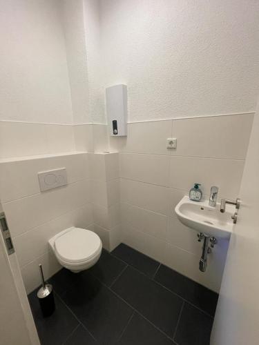 不莱梅Zimmervermietung Am Airport的白色的浴室设有卫生间和水槽。