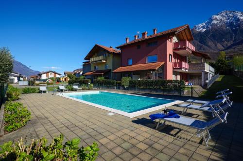 科利科Residence Girasole Casa Gialla的房屋前的游泳池