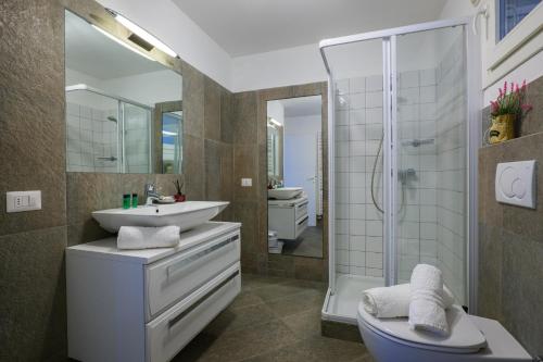 科利科Residence Girasole Casa Gialla的浴室配有盥洗盆、卫生间和淋浴。