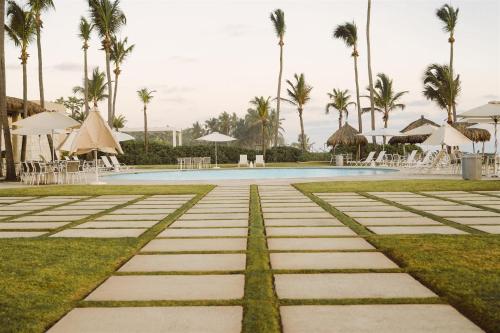 Barra Vieja阿卡普尔科第三生命酒店的棕榈树度假村的游泳池