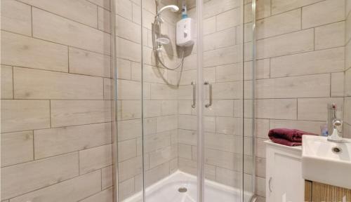 KentAylesford Guesthouse的浴室里设有玻璃门淋浴