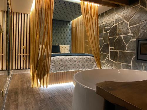 维拉·雷阿尔Muas Guest House的带浴缸和床的浴室