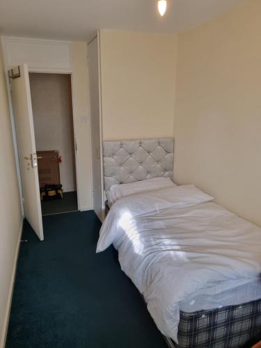 伦敦6 Greville Court的卧室位于客房的角落,配有一张床