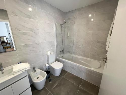 布拉加Quinta de Chousas - Braga - Agroturismo的浴室配有卫生间、浴缸和水槽。