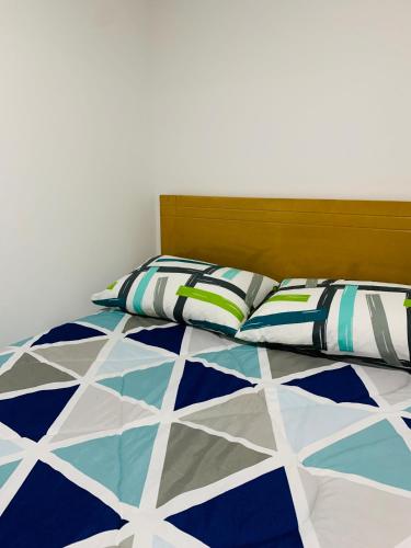 波哥大Bogotá Kings 301的一张带蓝色和白色被子和枕头的床
