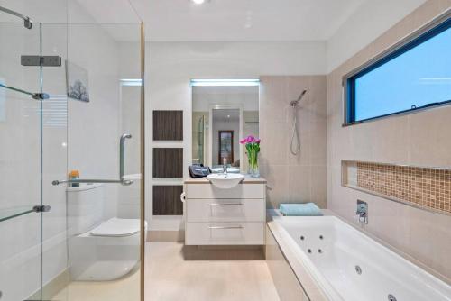 斯卡伯勒Penthouse - Scarborough beach break holidays的带浴缸、水槽和淋浴的浴室