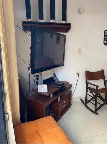 弗洛伦西亚APARTAMENTO的客厅配有电视和书桌上的电脑