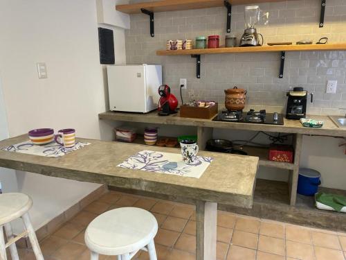 博卡德尔里奥Departamento centro de Boca del Río的厨房配有2张桌子和2张白凳