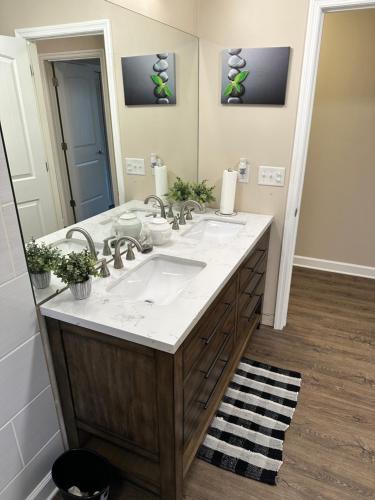 查塔努加Brookwood的一间带两个盥洗盆和大镜子的浴室