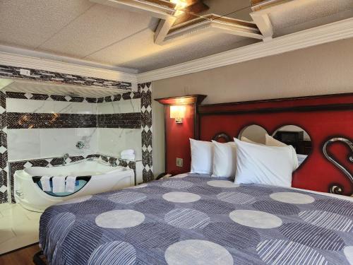小石城小石城美洲最佳价值套房酒店 的酒店客房配有一张床和浴缸。