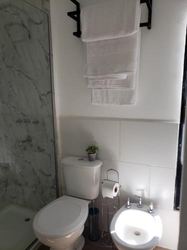 韦尔塔格兰德Aires de mar的白色的浴室设有卫生间和水槽。