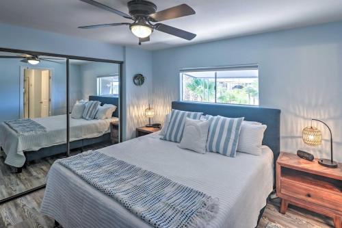 哈瓦苏湖城Lush Waterfront, FamFriendly Home w/ Amazing Views!的一间卧室配有两张床和吊扇