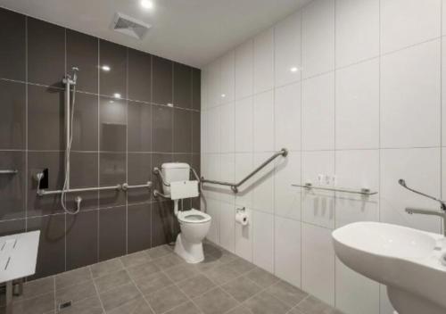 达尔文Hudson Berrimah的一间带卫生间和水槽的浴室