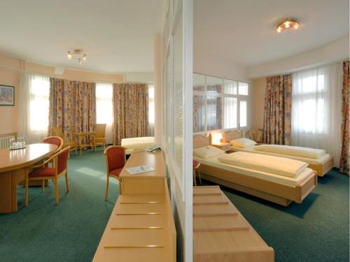 柏林AVUS汽车旅馆的酒店客房设有两张床和一张桌子。