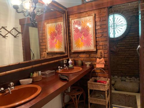 彼得罗波利斯Casa com cachoeira e rio particular的浴室设有2个水槽和镜子
