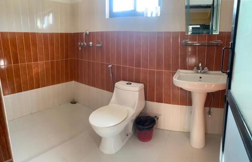 博卡拉北法切酒店的一间带卫生间和水槽的浴室