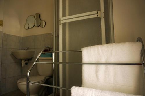 曼塔Casa Familiar con Piscina en Urbanización privada的一间带毛巾架和卫生间的浴室