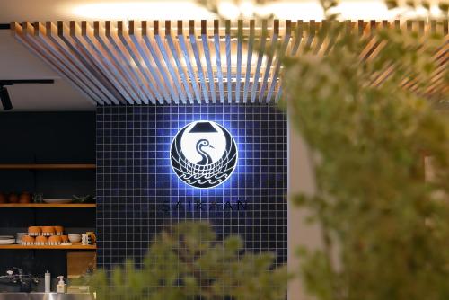 舞鹤市ゲストホテル宰嘉庵あおい/GuestHotelSAIKAAN_AOI的蓝色的瓷砖墙,上面有标志