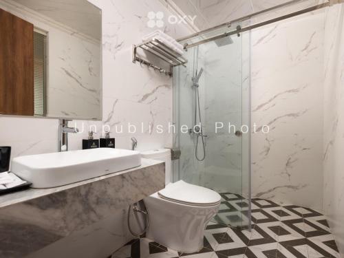下龙湾Ha Long Essence Classic Hotel的带淋浴、卫生间和盥洗盆的浴室