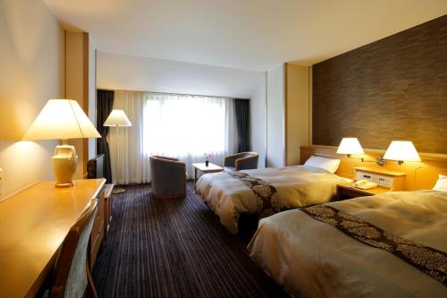 高山惠高庄山野酒店的酒店客房设有两张床和窗户。