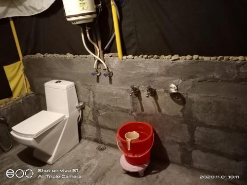 比尔瓦Hideout的浴室设有卫生间和红色垃圾桶