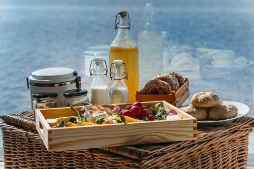 梅尔诺Domki na wodzie - HT Houseboats - with sauna, jacuzzi massage chair的一张桌子,上面放着一盘食物和一篮子食物