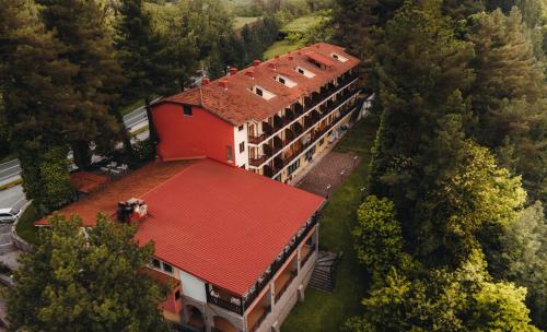 格雷韦纳Milionis Forest Hotel的享有红色屋顶建筑的上方景色
