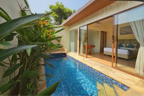 哲帕拉Jepara Garden Resort的卧室旁带游泳池的别墅