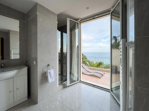 芒通Villa l'ensoleillée vue panoramique mer, 250 m de la plage et du centre ville的阳台享有海洋美景的浴室