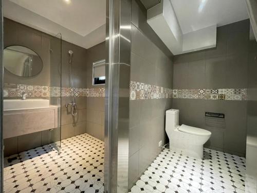 台南肆樓寓所的带淋浴、卫生间和盥洗盆的浴室