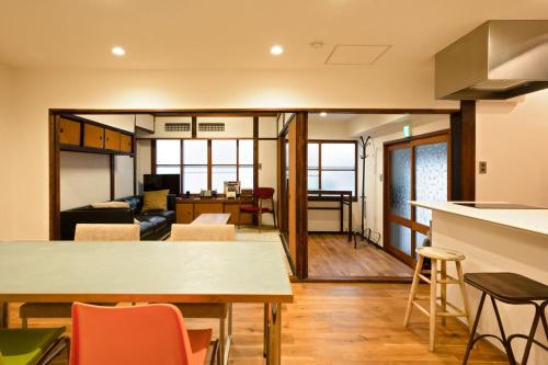 京都Third&Place Kyoto_ShijoOmiya/四条大宮的厨房以及带桌椅的起居室。